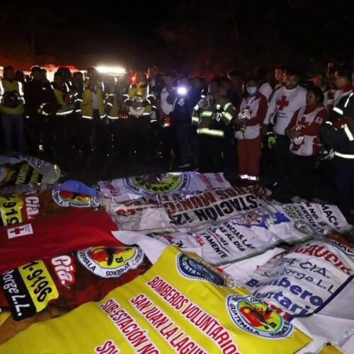 Un autobús extraurbano se precipitó a un barranco en el kilómetro 174 de la Ruta Interamericana, dejando 15 fallecidos y cerca de 40 heridos. Foto: Cuerpos de Socorro de Guatemala.