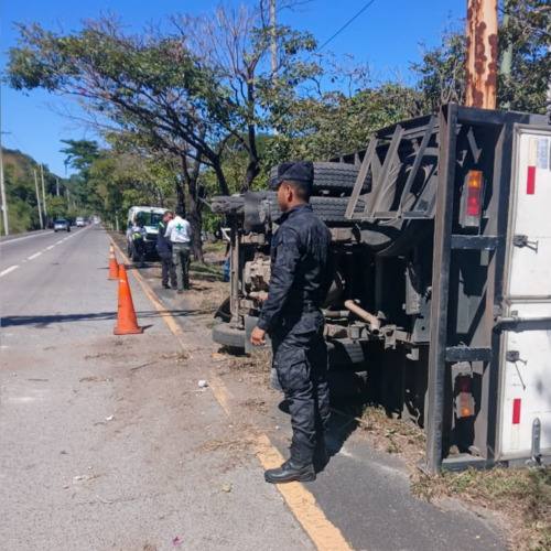 Un accidente en el kilómetro 37 de la autopista a Comalapa dejó dos lesionados tras volcar un camión por la explosión de una llanta, según la PNC. Foto: PNCSV.