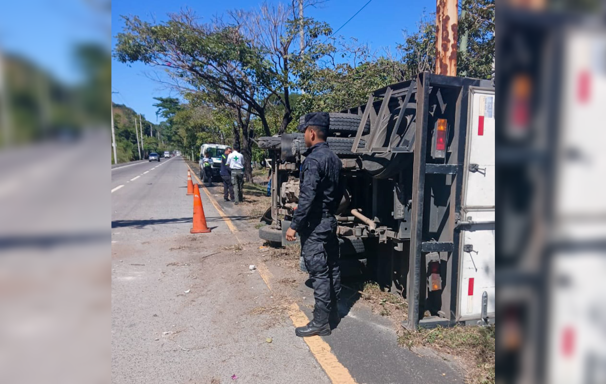 Un accidente en el kilómetro 37 de la autopista a Comalapa dejó dos lesionados tras volcar un camión por la explosión de una llanta, según la PNC. Foto: PNCSV.