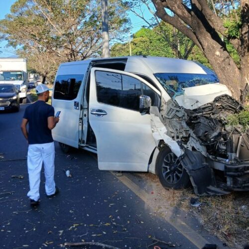 Cuerpos de socorro atendieron un fuerte accidente entre cinco vehículos en el sentido hacia San Salvador, a la altura de Ciudad Obrera. Foto: Comandos de Salvamento.