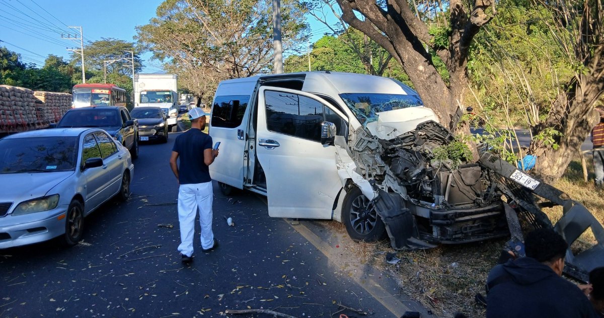 Cuerpos de socorro atendieron un fuerte accidente entre cinco vehículos en el sentido hacia San Salvador, a la altura de Ciudad Obrera. Foto: Comandos de Salvamento.