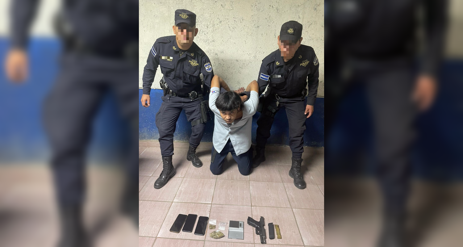 La PNC capturó a Matías Martínez, responsable de un Homicidio en La Libertad Oeste. El sujeto fue detenido con arma homicida y drogas, confirmó el ministro Villatoro. Foto: PNCSV.