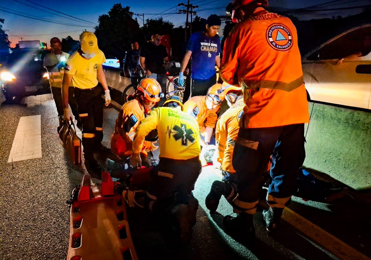 Personal de Protección Civil y Comandos de Salvamento auxiliaron a una víctima en el kilómetro 22 de la carretera hacia Quezaltepeque, quien fue trasladada a un centro asistencial. Foto: @PROCIVIL.