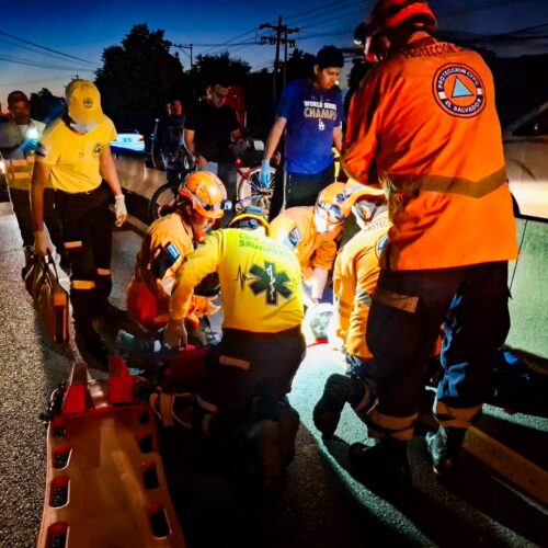 Personal de Protección Civil y Comandos de Salvamento auxiliaron a una víctima en el kilómetro 22 de la carretera hacia Quezaltepeque, quien fue trasladada a un centro asistencial. Foto: @PROCIVIL.