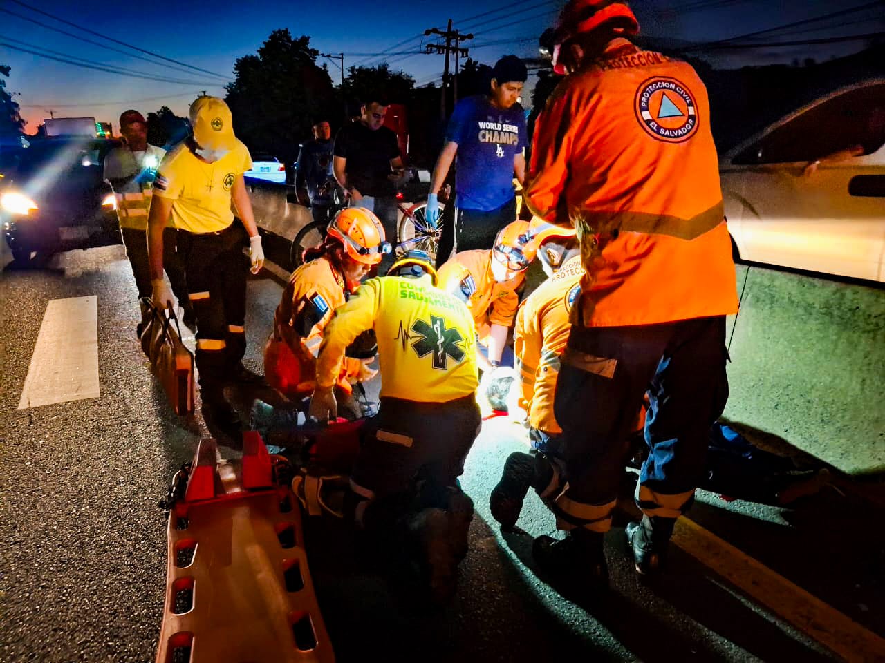 Personal de Protección Civil y Comandos de Salvamento auxiliaron a una víctima en el kilómetro 22 de la carretera hacia Quezaltepeque, quien fue trasladada a un centro asistencial. Foto: @PROCIVIL.