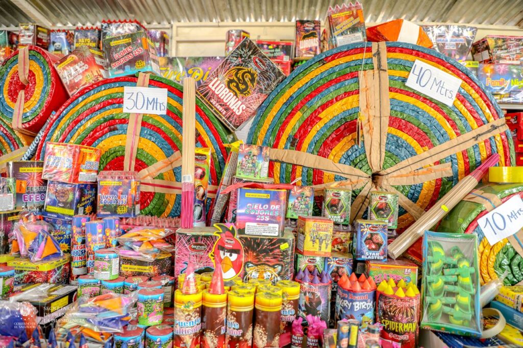 El Cuerpo de Bomberos advirtió que comercializar productos pirotécnicos prohibidos como morteros, misiles chinos y botellitas de champán puede acarrear multas de hasta 10 salarios mínimos. La ley busca evitar accidentes graves durante las fiestas. Foto: presidencia.gob.