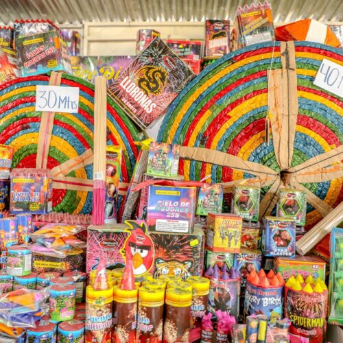 El Cuerpo de Bomberos advirtió que comercializar productos pirotécnicos prohibidos como morteros, misiles chinos y botellitas de champán puede acarrear multas de hasta 10 salarios mínimos. La ley busca evitar accidentes graves durante las fiestas. Foto: presidencia.gob.