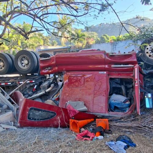 Cuerpos de socorro auxiliaron a un motorista en las cercanías de la fábrica Pettenati tras perder el control de su unidad de carga. Foto: Cruz Verde Salvadoreña.