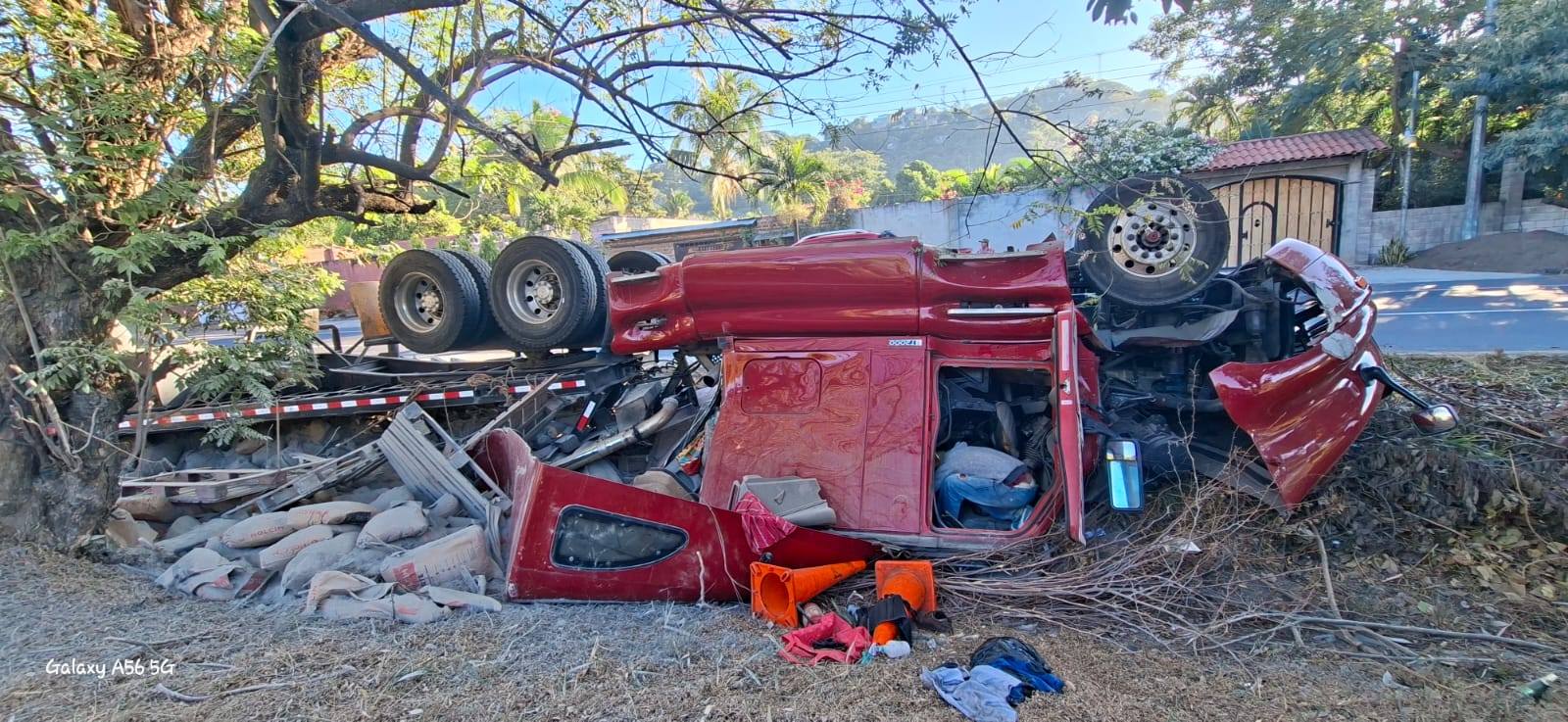Cuerpos de socorro auxiliaron a un motorista en las cercanías de la fábrica Pettenati tras perder el control de su unidad de carga. Foto: Cruz Verde Salvadoreña.