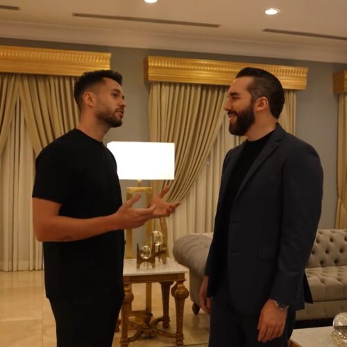 El presidente Nayib Bukele recibió a TheGrefg para discutir el fin del monopolio informativo y el ascenso de los creadores de contenido como nuevo canal directo con la población, superando a los medios tradicionales. Foto: @Nayibbukele.