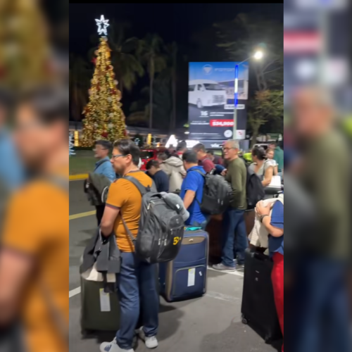 A semanas de Navidad, el aeropuerto de El Salvador ya está saturado por la llegada anticipada de la diáspora, que trae consigo un boom económico y emocional. Las imágenes muestran un caos organizado lleno de emoción y maletas. Foto: Traveliando el salvador.