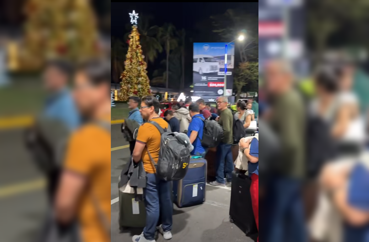 A semanas de Navidad, el aeropuerto de El Salvador ya está saturado por la llegada anticipada de la diáspora, que trae consigo un boom económico y emocional. Las imágenes muestran un caos organizado lleno de emoción y maletas. Foto: Traveliando el salvador.