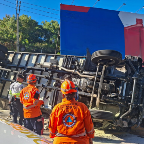 Un vehículo de Carga Pesada volcó en la curva del Papaturro, bloqueando la carretera al Puerto de La Libertad y generando congestión vehicular. Foto: @PROCIVILSV