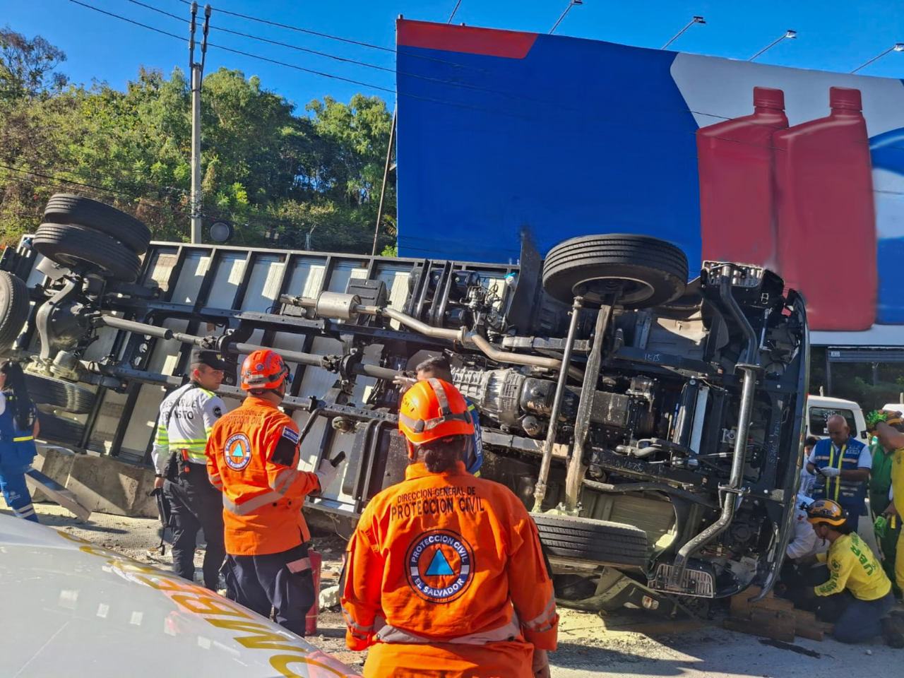 Un vehículo de Carga Pesada volcó en la curva del Papaturro, bloqueando la carretera al Puerto de La Libertad y generando congestión vehicular. Foto: @PROCIVILSV