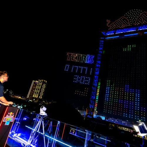 Fehmi Atalar, de Turquía, se coronó campeón mundial de Red Bull Tetris en Dubái, cuya final fue proyectada con 4.000 Drones sobre el Dubai Frame. Foto: Red Bull.