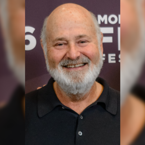El presidente Donald Trump sugirió que el activismo del cineasta Rob Reiner provocó su homicidio, desatando críticas incluso dentro del movimiento republicano. Foto: Wikimedia Commons/ Rob Reiner.
