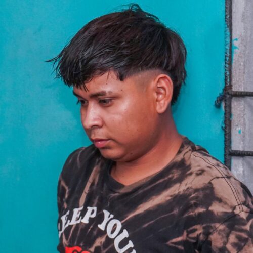 La PNC y la FGR realizaron un operativo en Santa Tecla, Quezaltepeque, Lourdes y San Juan Opico, capturando a 24 pandilleros de la MS-13, vinculados a la clica Delicias Locos Salvatruchos. Los detenidos enfrentan cargos por agrupaciones ilícitas, homicidios y extorsión. Foto: FGR_SV.