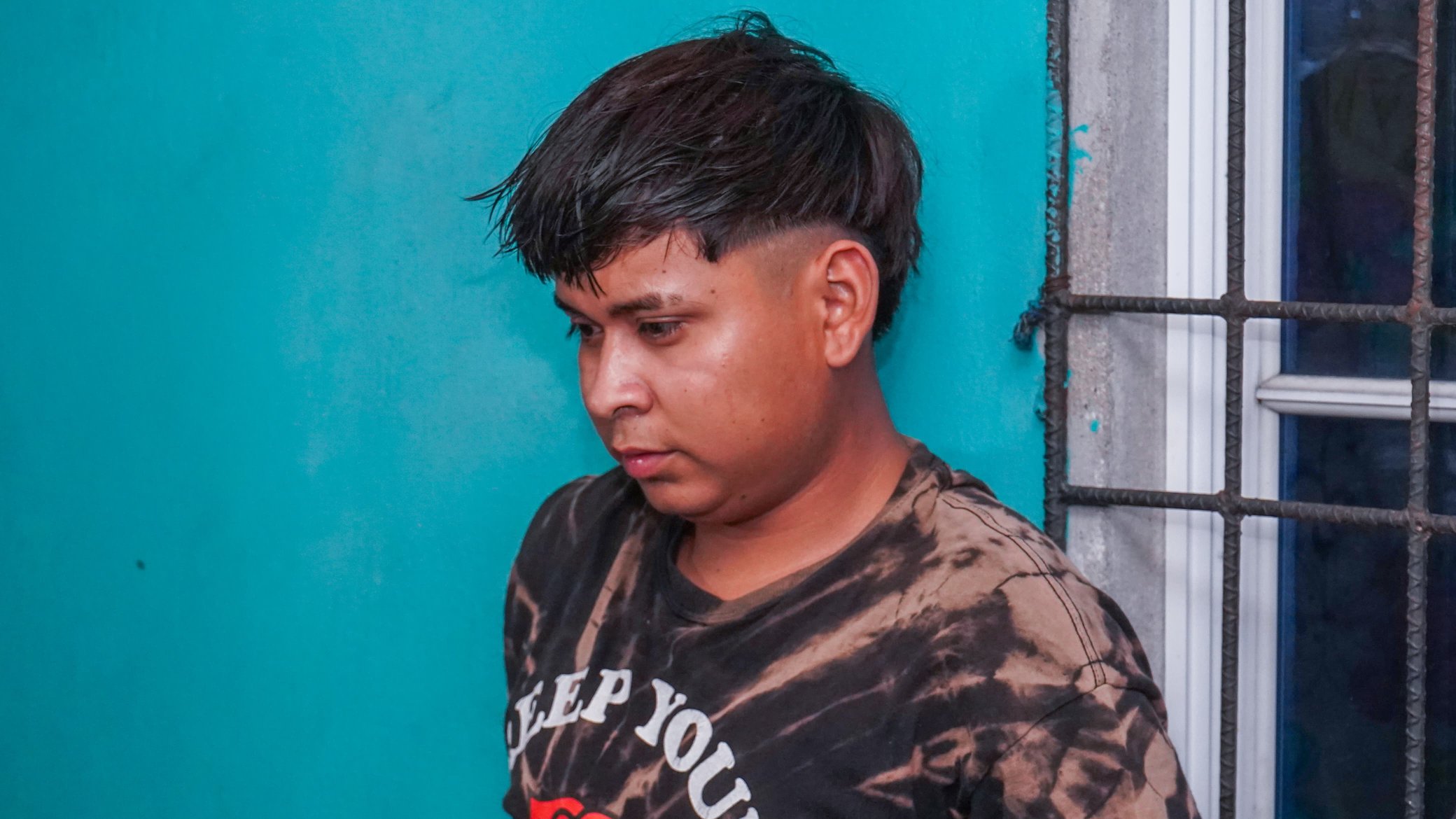 La PNC y la FGR realizaron un operativo en Santa Tecla, Quezaltepeque, Lourdes y San Juan Opico, capturando a 24 pandilleros de la MS-13, vinculados a la clica Delicias Locos Salvatruchos. Los detenidos enfrentan cargos por agrupaciones ilícitas, homicidios y extorsión. Foto: FGR_SV.