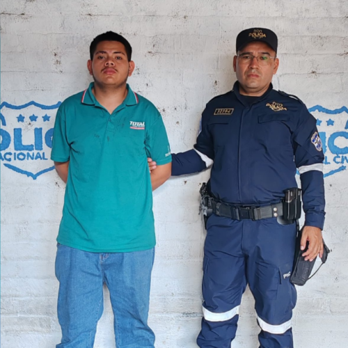 Un joven de 19 años sin licencia arrolló a una niña de 5 años y derribó un muro tras conducir a velocidad inadecuada en Metapán. Foto: PNCSV.