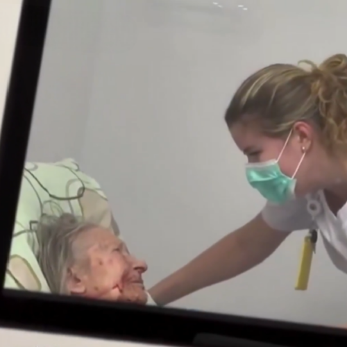 Una enfermera en Rusia se viralizó tras ser grabada cantando dulcemente a una paciente anciana mientras esperaban la llegada de los médicos en un hospital. Foto: Cortesía.