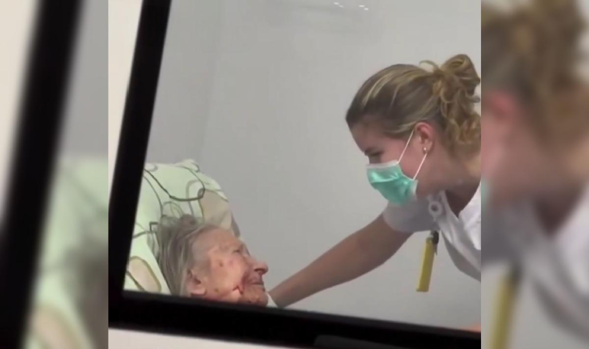 Una enfermera en Rusia se viralizó tras ser grabada cantando dulcemente a una paciente anciana mientras esperaban la llegada de los médicos en un hospital. Foto: Cortesía.