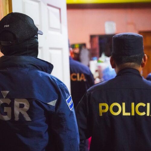 La Fiscalía General de la República y la PNC desarticularon una red criminal dedicada al robo informático y estafas digitales, que operaba a nivel nacional. Los detenidos usaban cuentas bancarias para sustraer ahorros de víctimas. Foto: FGR_SV.