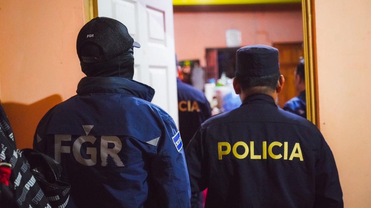 La Fiscalía General de la República y la PNC desarticularon una red criminal dedicada al robo informático y estafas digitales, que operaba a nivel nacional. Los detenidos usaban cuentas bancarias para sustraer ahorros de víctimas. Foto: FGR_SV.