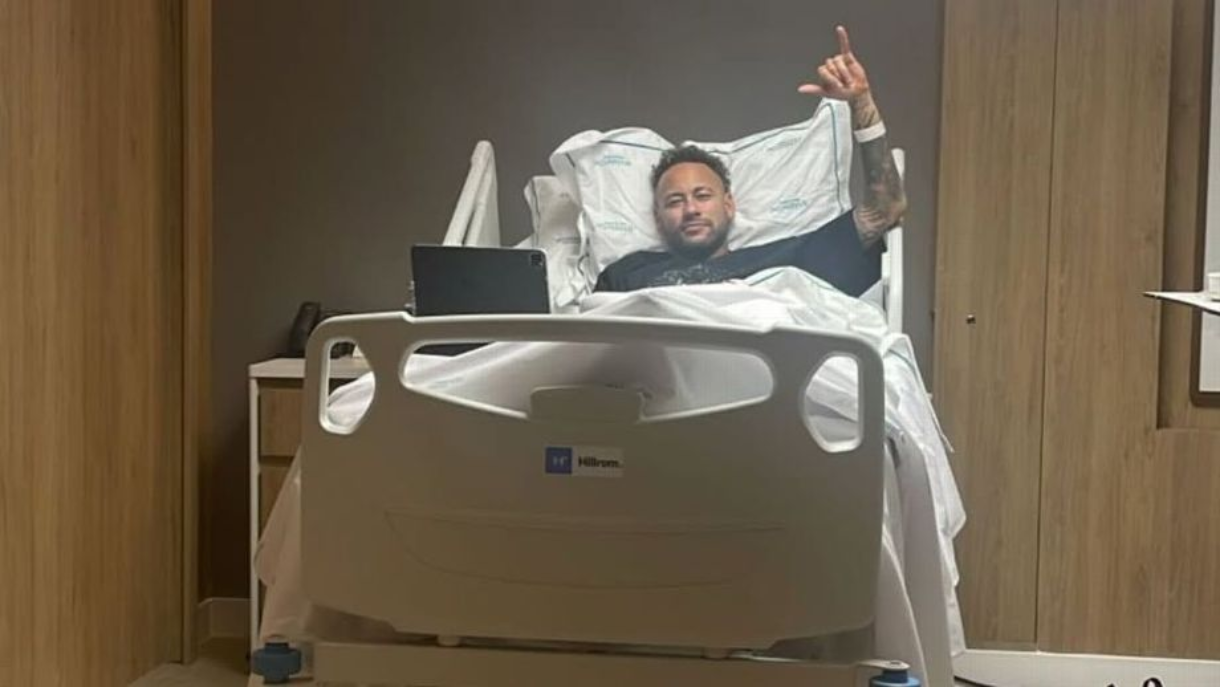 La estrella brasileña Neymar Jr. fue intervenido hoy de su rodilla izquierda para corregir una lesión de menisco que condicionaba su futuro deportivo. Foto: @neymarjr.