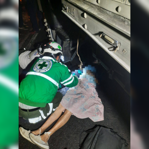 Socorristas de la Cruz Verde atendieron de emergencia a una mujer de la tercera edad arrollada por un camión en la intersección de la 4.ª calle Oriente. Foto: Cruz Verde Salvadoreña.
