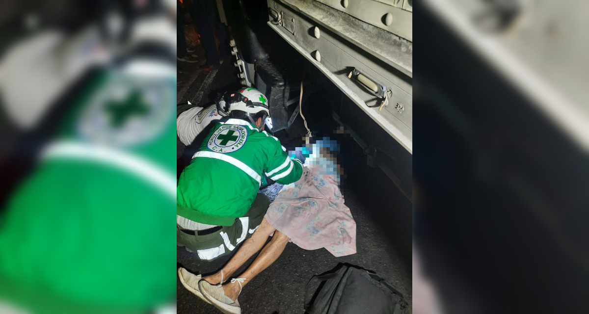 Socorristas de la Cruz Verde atendieron de emergencia a una mujer de la tercera edad arrollada por un camión en la intersección de la 4.ª calle Oriente. Foto: Cruz Verde Salvadoreña.