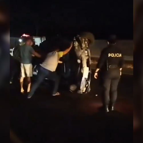Un vehículo terminó volcado en la autopista Cuatro Carriles, a la altura de Jalponga, Santiago Nonualco, tras perder el control y chocar contra los separadores. El conductor no sufrió heridas graves, pero el tráfico quedó bloqueado. Foto: Cortesía.