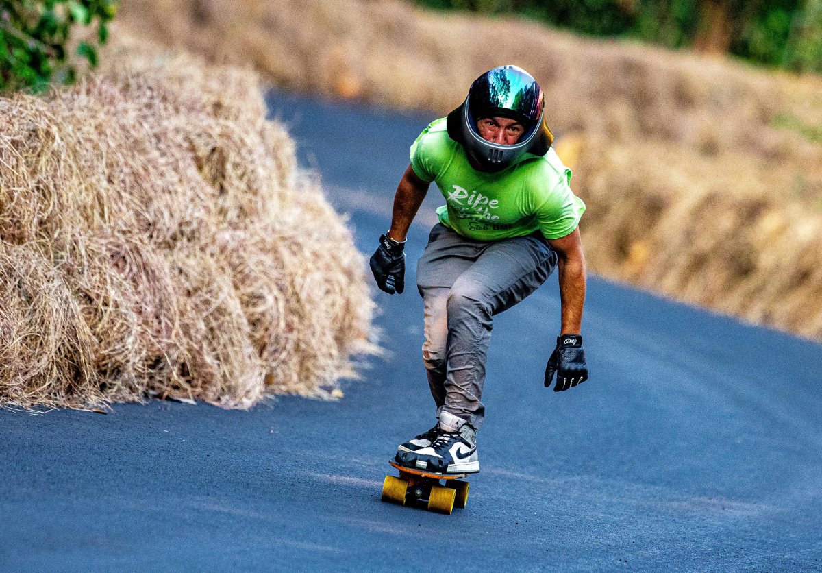 El Salvador es sede del World Downhill Skateboarding Championship, atrayendo a más de 120 competidores internacionales al circuito de La Libertad. Foto: @SecPrensaSV