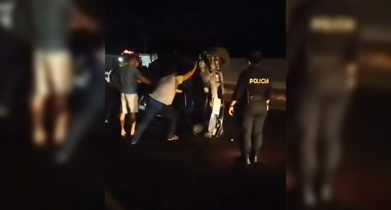 Un vehículo terminó volcado en la autopista Cuatro Carriles, a la altura de Jalponga, Santiago Nonualco, tras perder el control y chocar contra los separadores. El conductor no sufrió heridas graves, pero el tráfico quedó bloqueado. Foto: Cortesía.