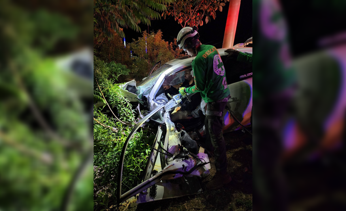 Un hombre quedó atrapado tras chocar su vehículo contra un poste en el kilómetro 34 ½ de la Autopista Comalapa durante la madrugada de este miércoles 24 de diciembre. Foto: Cruz Verde Salvadoreña.