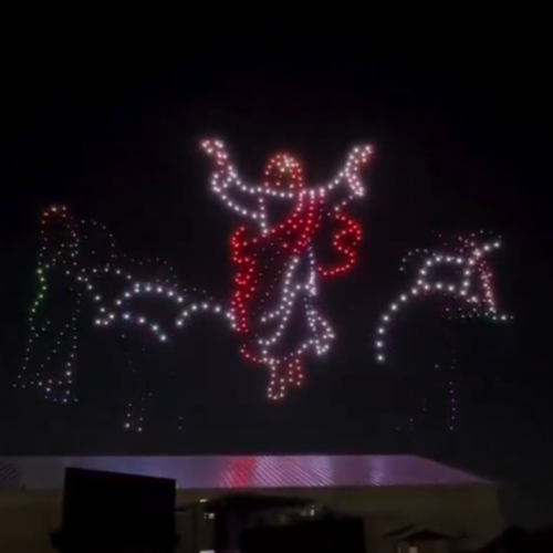 Una iglesia en Texas usó 1,000 drones para narrar el nacimiento de Jesús y el Evangelio, combinando tecnología y tradición en un espectáculo navideño único. Foto: Cortesía.