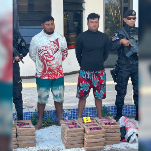 Autoridades interceptaron una lancha con bandera guatemalteca en Isla de Méndez, capturando a dos salvadoreños implicados en el tráfico de cocaína. Foto: @Vi11atoro.