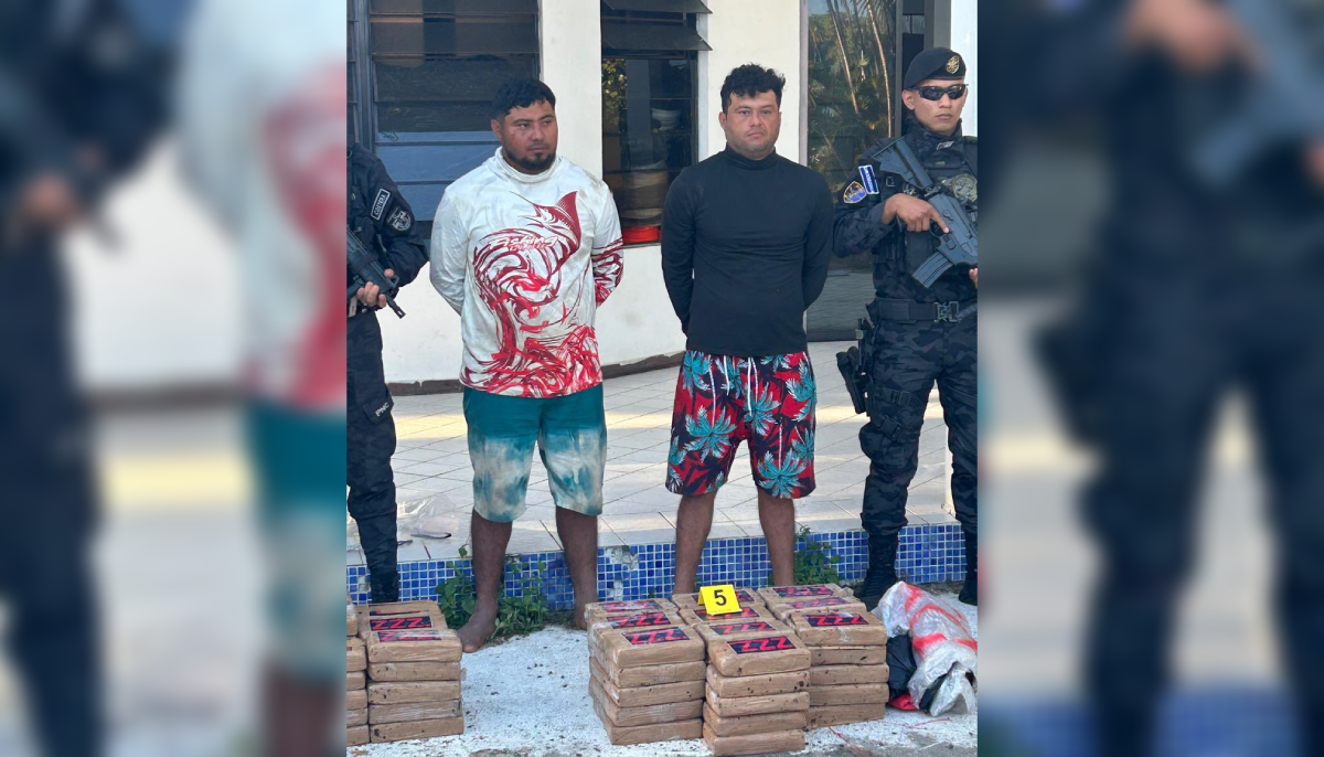 Autoridades interceptaron una lancha con bandera guatemalteca en Isla de Méndez, capturando a dos salvadoreños implicados en el tráfico de cocaína. Foto: @Vi11atoro.