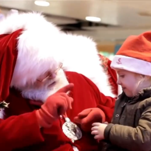 Un emotivo video viral muestra a Santa Claus comunicándose en lengua de señas con una niña sorda, recordando que la verdadera magia de la Navidad está en la empatía y la inclusión. Foto: Cortesía.