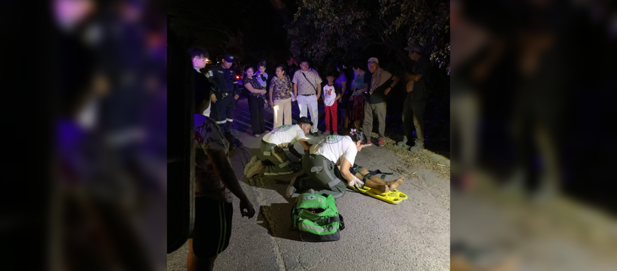 Un peatón quedó gravemente lesionado tras ser arrollado por un sedán en el km 30 de la Troncal del Norte, en Aguilares. Cruz Verde lo trasladó de urgencia a un hospital. Foto: Cruz Verde Salvadoreña.