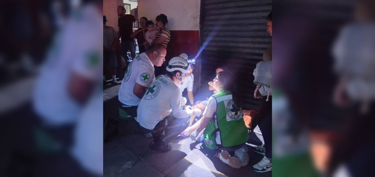 Un menor de seis años que deambulaba desorientado fue atropellado por un vehículo en la Avenida Las Amapolas; socorristas brindaron asistencia inmediata. Foto: Cruz Verde Salvadoreña.