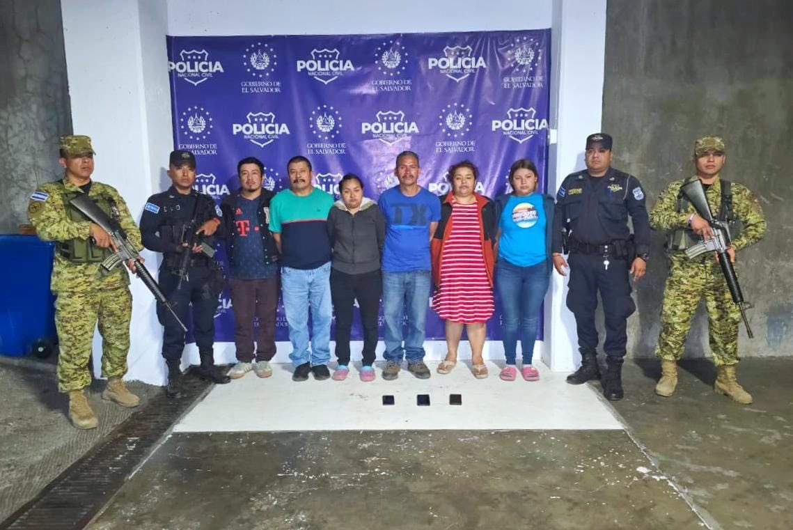 La Fuerza Armada de El Salvador (FUERZARMADASV) y la PNC capturaron a seis pandilleros de la MS-13 en La Libertad Sur, vinculados a delitos de agrupaciones ilícitas. Todos enfrentarán cargos judiciales. Foto: @PNCSV.