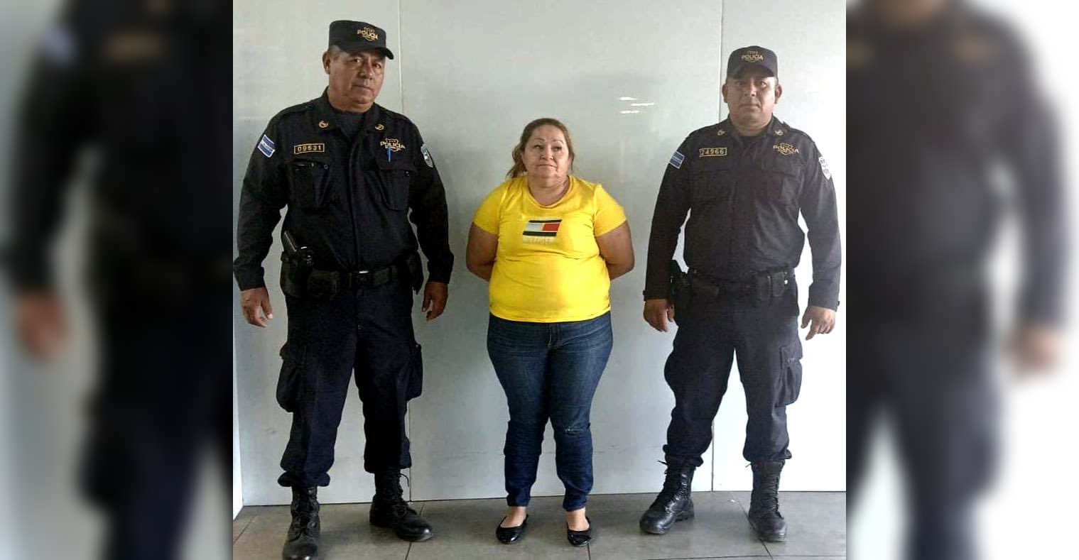 La Policía Nacional Civil (PNC) capturó a Teresa de Jesús Ramírez, alias "La Tere", de 52 años, pandillera de la MS-13 con antecedentes delictivos desde 2008. Fue detenida tras un hurto en un supermercado en Santa Ana y vinculada a delitos como homicidio agravado y lesiones. Portaba dinero en efectivo y dos teléfonos celulares al momento de su detención. Foto: PNCSV.