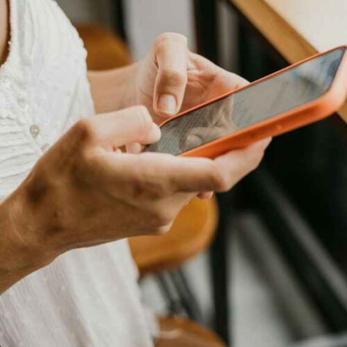 La app de telemedicina DoctorSV ya registra más de 10,000 consultas diarias desde su lanzamiento en noviembre, un avance que busca acercar y acelerar la atención médica, además de descongestionar los centros de salud. Foto: Anna Tarazevich / Pexels