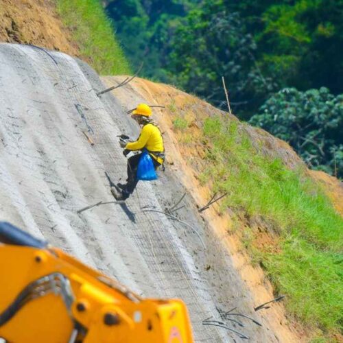La carretera de Los Chorros es transitada diariamente por más de 60,000 vehículos, y su modernización es considerada un pilar en el Plan Maestro de Infraestructura Vial del país. Foto: Obras Públicas / X