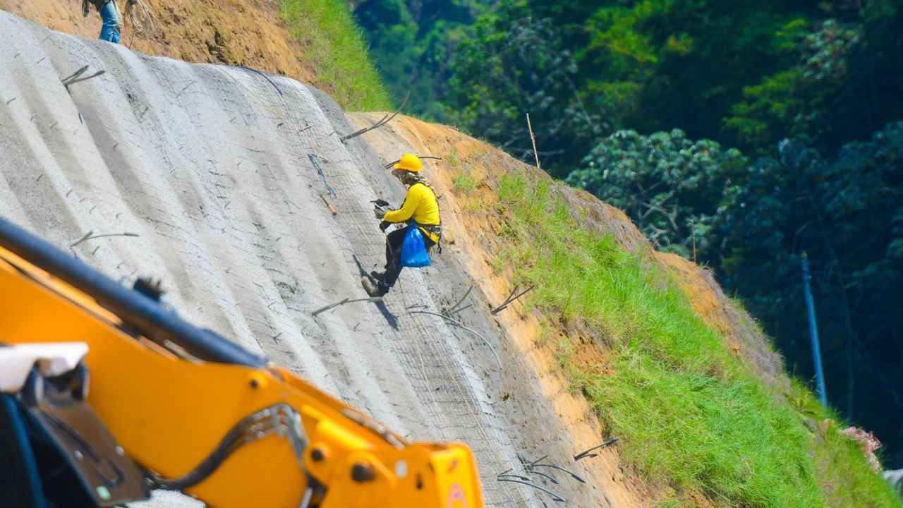 La carretera de Los Chorros es transitada diariamente por más de 60,000 vehículos, y su modernización es considerada un pilar en el Plan Maestro de Infraestructura Vial del país. Foto: Obras Públicas / X