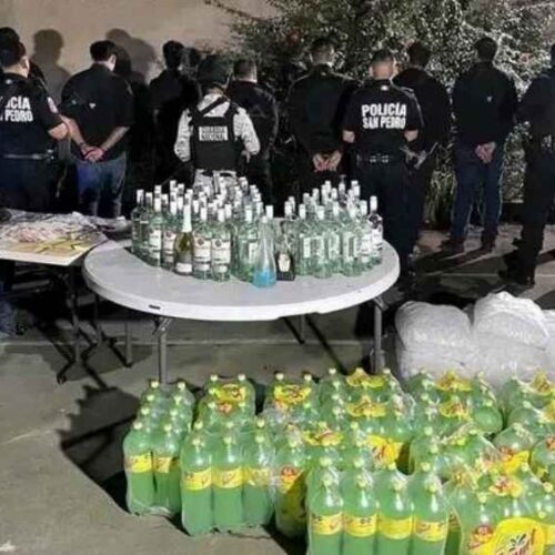 Imagen del operativo en la fiesta clandestina de San Pedro: policía libera a cientos de menores en medio de decomisos de alcohol y armas. Un caso que alerta sobre riesgos juveniles en eventos ocultos. Foto: SSPC