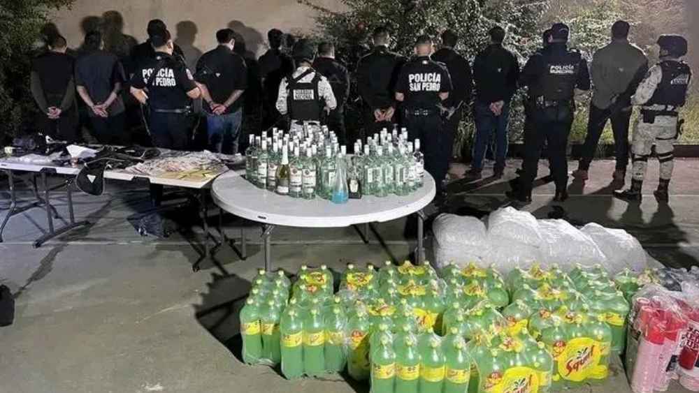 Imagen del operativo en la fiesta clandestina de San Pedro: policía libera a cientos de menores en medio de decomisos de alcohol y armas. Un caso que alerta sobre riesgos juveniles en eventos ocultos. Foto: SSPC
