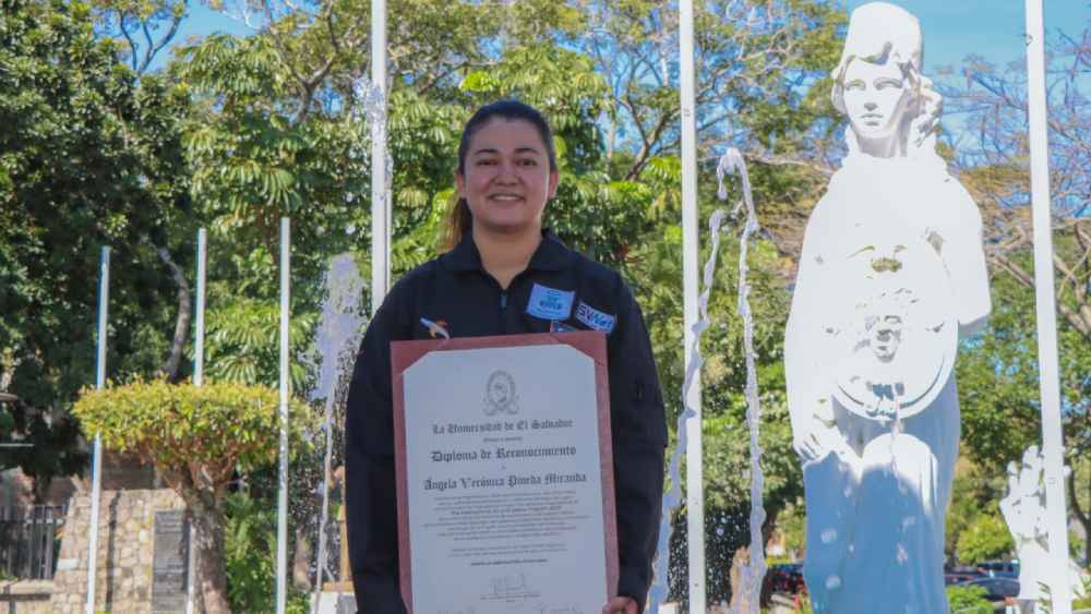 La UES reconoce a Ángela Pineda, Estudiante UES NASA, por alcanzar el segundo lugar internacional en el programa de la NASA con el proyecto HOPE, un innovador traje espacial. Un hito para la ingeniería salvadoreña. Foto: Cortesía