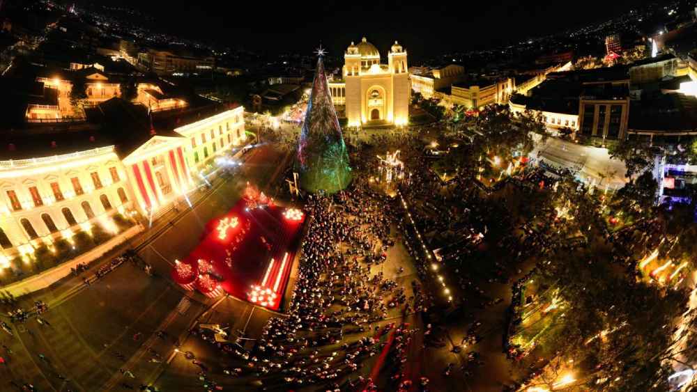 La Inauguración Navideña transforma 242,000 m² del Centro Histórico de San Salvador en la villa más grande de la región. El evento inicia el viernes 5 de diciembre e incluye el árbol más alto de Centroamérica y el Palacio Nacional decorado. Foto: Archivo