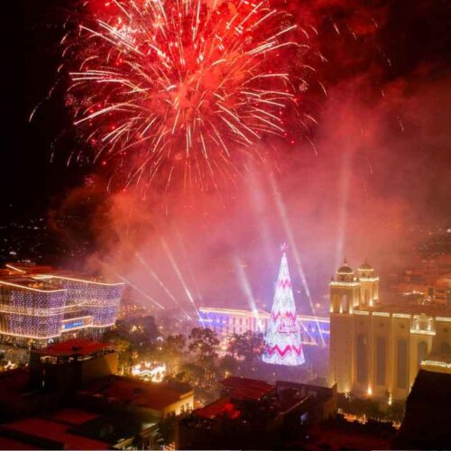 🎉 ¡La Villa Navideña 2025 es una realidad! 🤩 El Centro Histórico de San Salvador se llenó de magia, luces y el árbol de Navidad más imponente de la región. Foto: Centro Histórico / X